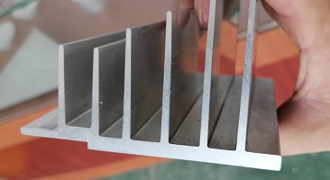 鋁型材鋸切機(jī)切割表面為何會(huì)出現(xiàn)毛刺？