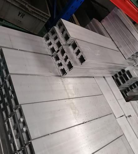 鋁型材切割機有毛刺,大多是配機鋸片和設備自身問題