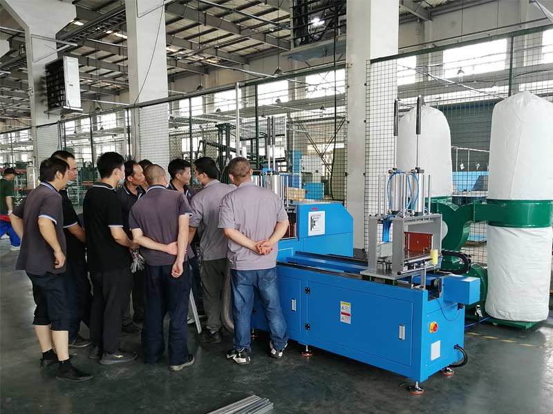 全自動切鋁機出庫、交機、調試，忙碌充實的一天