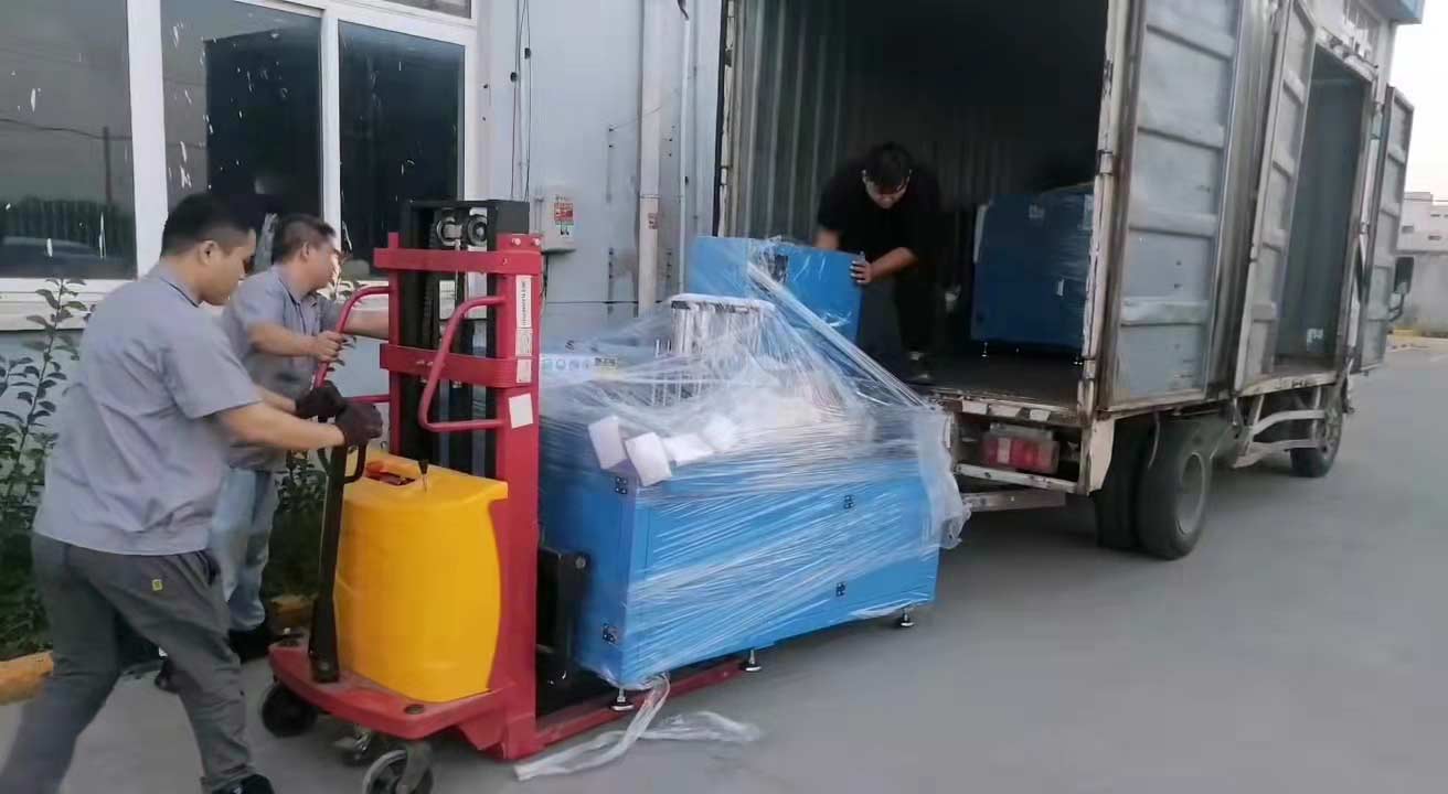 中秋假期第一天，我司一次性發貨兩臺全自動切鋁機