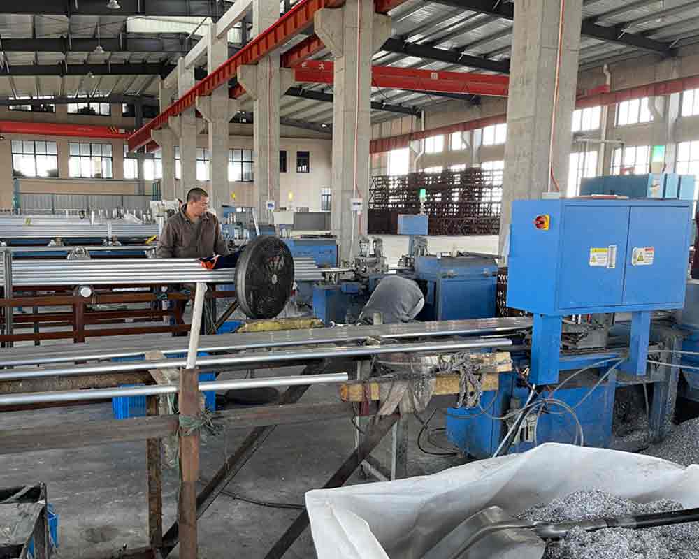 4臺全自動切鋁機并列映入眼簾-我司業(yè)務(wù)經(jīng)理前往拜訪客戶現(xiàn)場