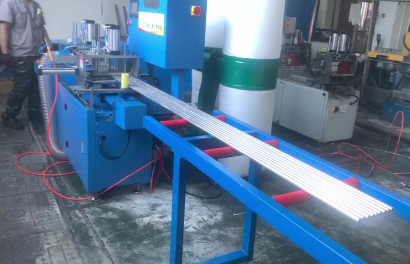 鋁管切割機(jī)-1 鋁管切割機(jī)-1